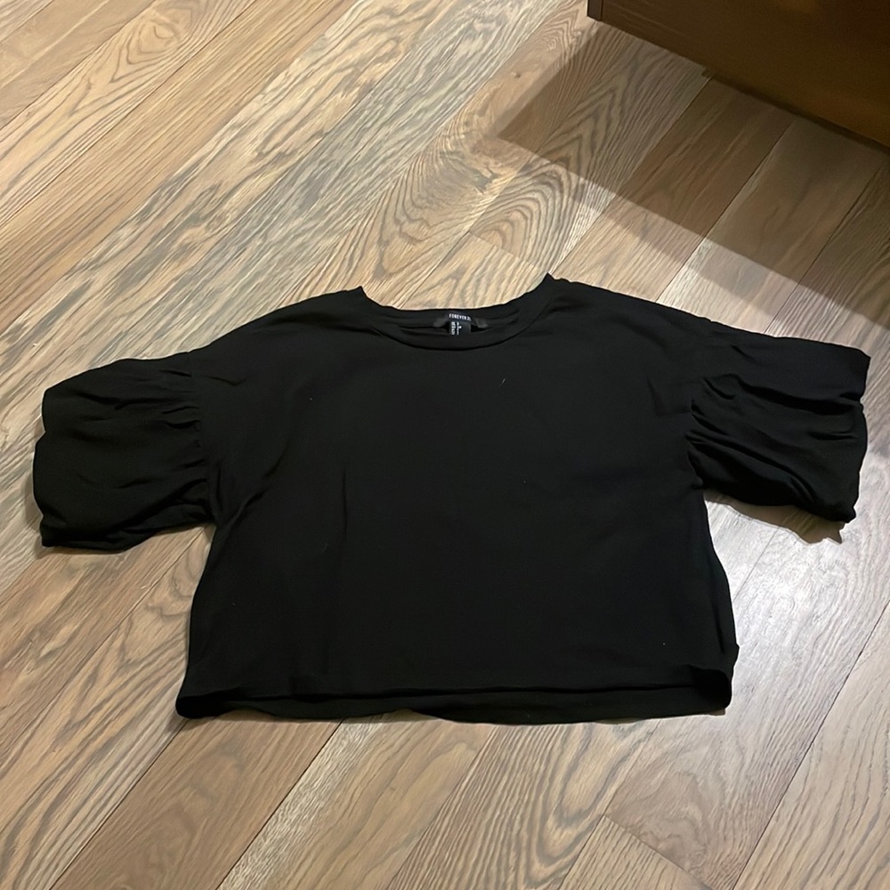 Black puffy sleeve crop tee